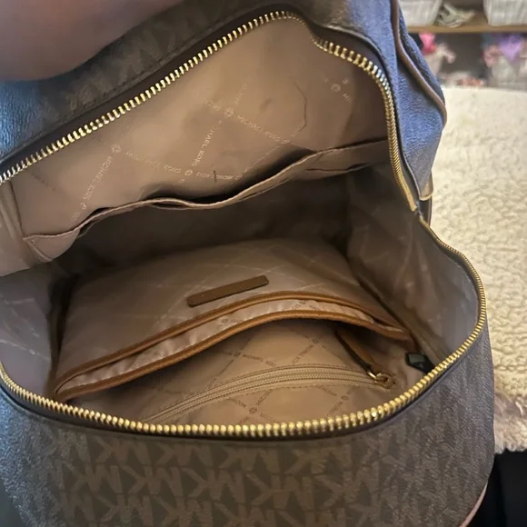 MICHAEL Michael Kors Abbey Medium Signature Backpack - Picture 4 of 4